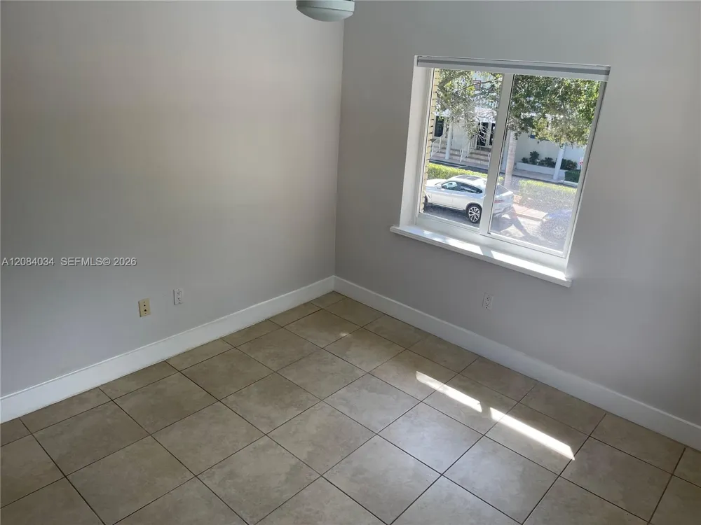 125 Edgewater Dr #14 Coral Gables, FL 33133