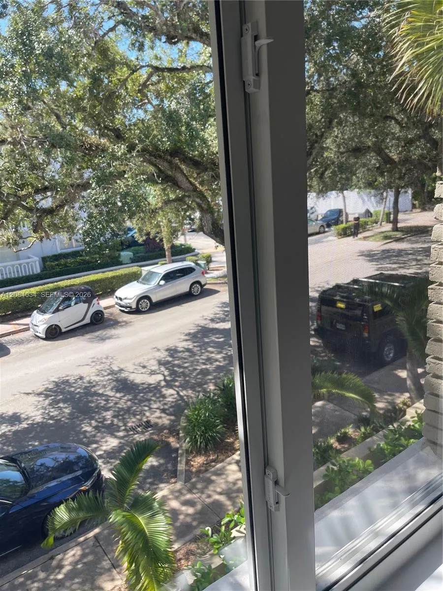 125 Edgewater Dr #14 Coral Gables, FL 33133