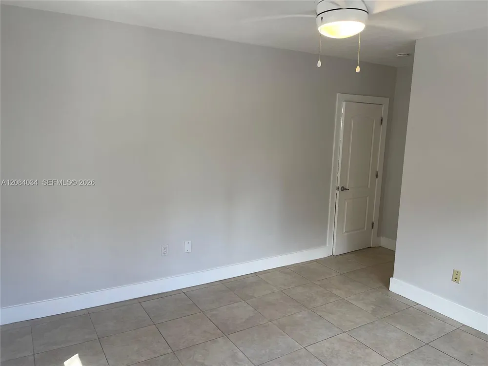 125 Edgewater Dr #14 Coral Gables, FL 33133