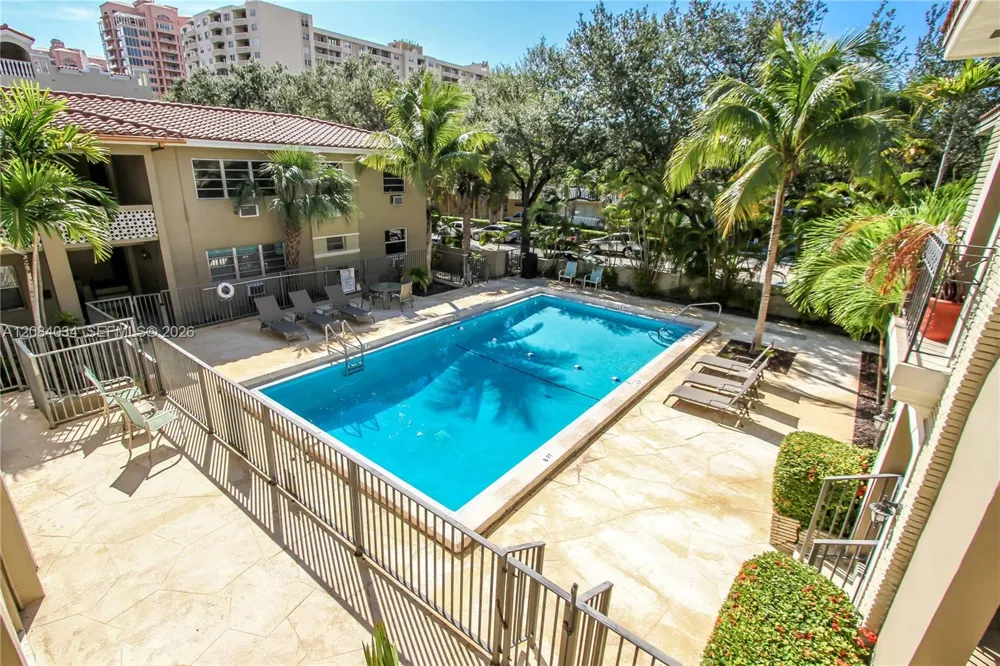 125 Edgewater Dr #14 Coral Gables, FL 33133