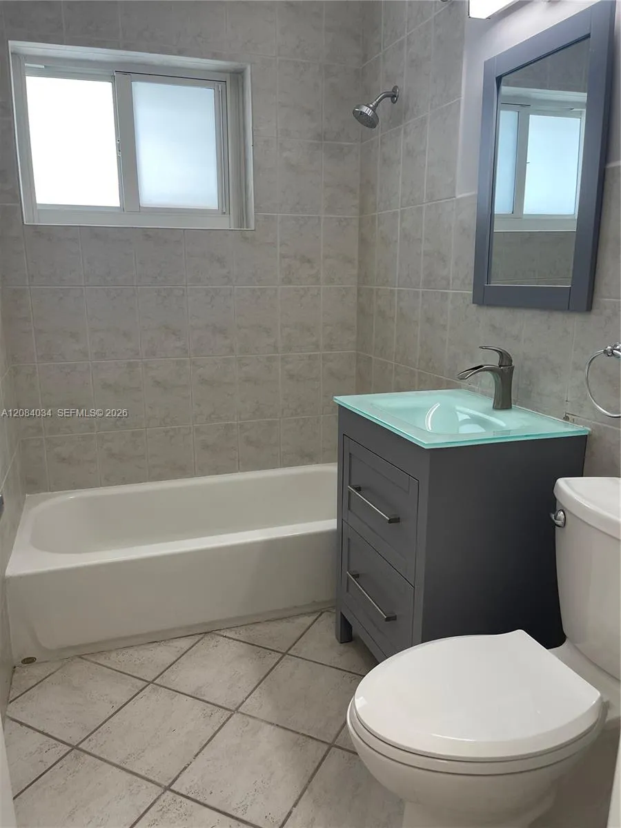 125 Edgewater Dr #14 Coral Gables, FL 33133