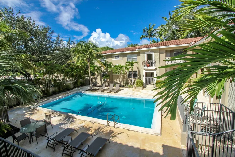 125 Edgewater Dr #14 Coral Gables, FL 33133