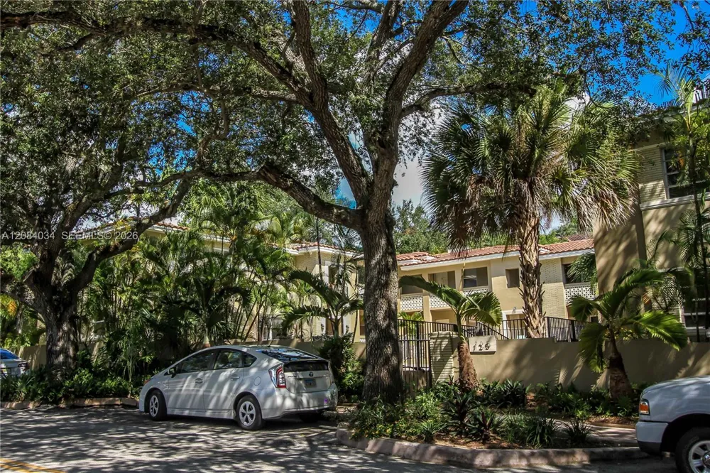 125 Edgewater Dr #14 Coral Gables, FL 33133