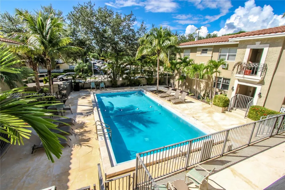 125 Edgewater Dr #14 Coral Gables, FL 33133