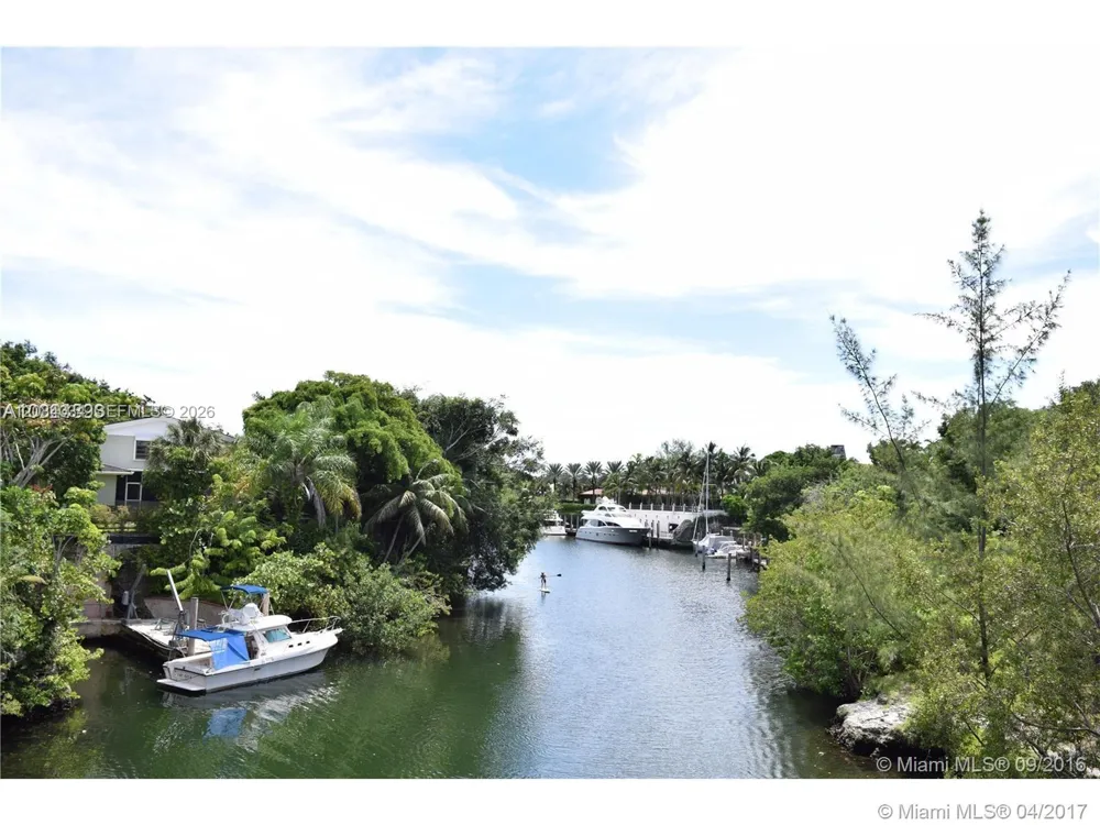 125 Edgewater Dr #14 Coral Gables, FL 33133