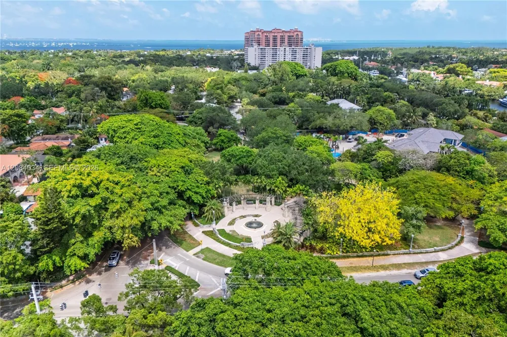125 Edgewater Dr #14 Coral Gables, FL 33133