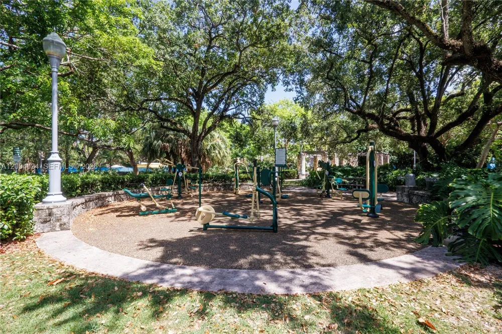 125 Edgewater Dr #14 Coral Gables, FL 33133