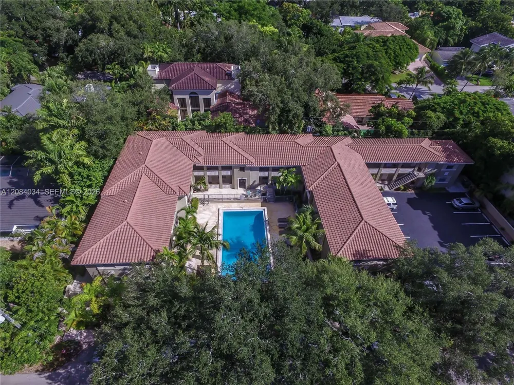 125 Edgewater Dr #14 Coral Gables, FL 33133