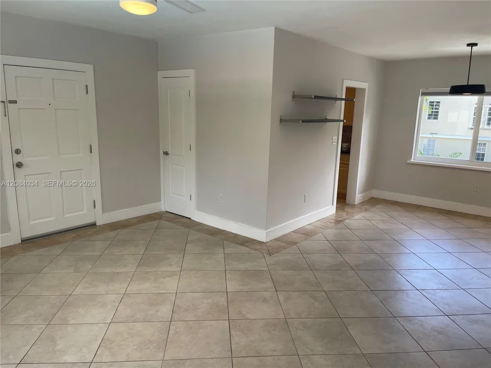 125 Edgewater Dr #14 Coral Gables, FL 33133