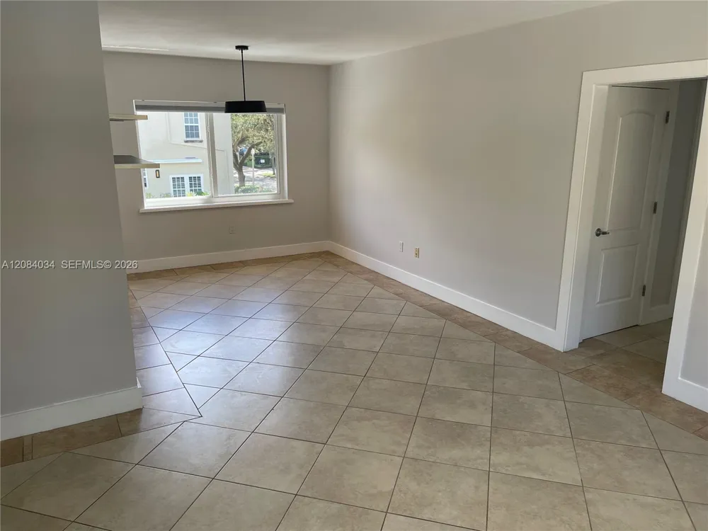 125 Edgewater Dr #14 Coral Gables, FL 33133