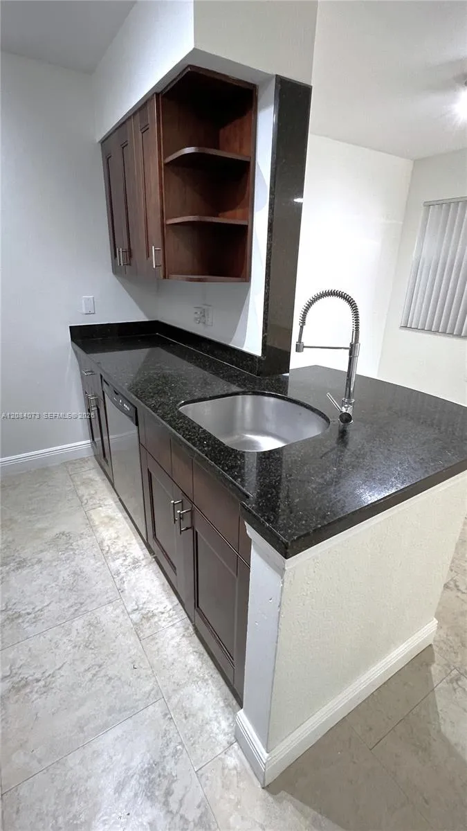 2841 Oakland Forest Dr #203 Oakland Park, FL 33309