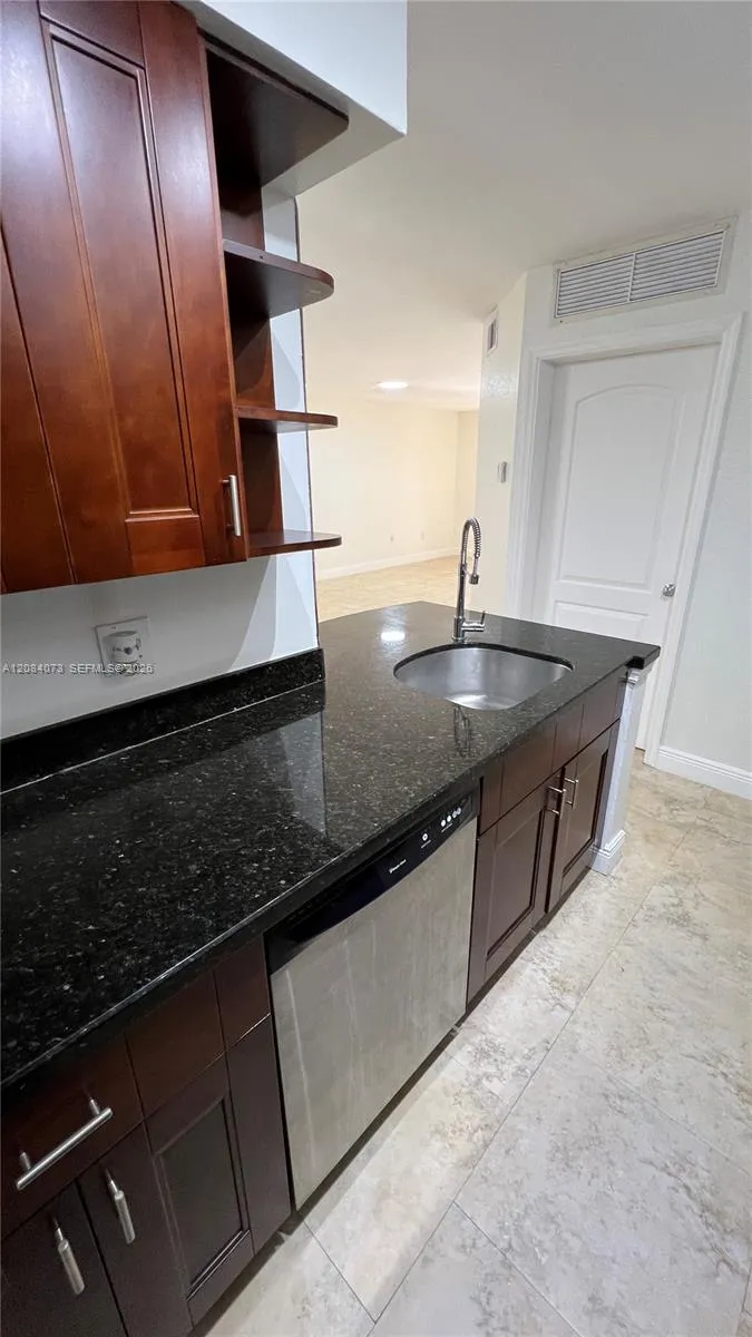 2841 Oakland Forest Dr #203 Oakland Park, FL 33309