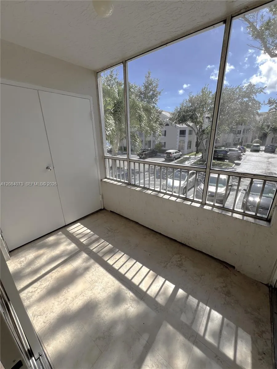2841 Oakland Forest Dr #203 Oakland Park, FL 33309