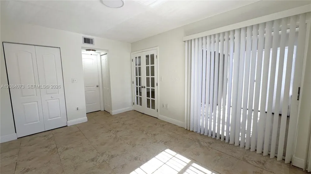 2841 Oakland Forest Dr #203 Oakland Park, FL 33309