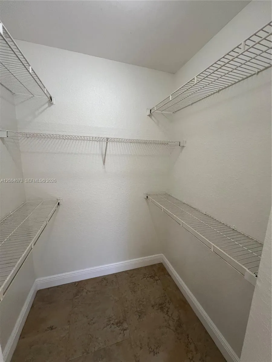 2841 Oakland Forest Dr #203 Oakland Park, FL 33309