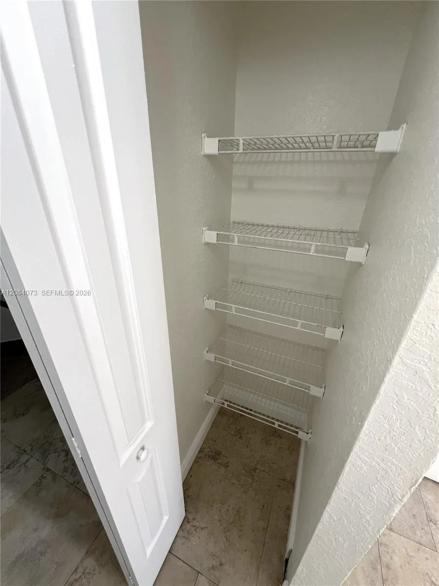 2841 Oakland Forest Dr #203 Oakland Park, FL 33309