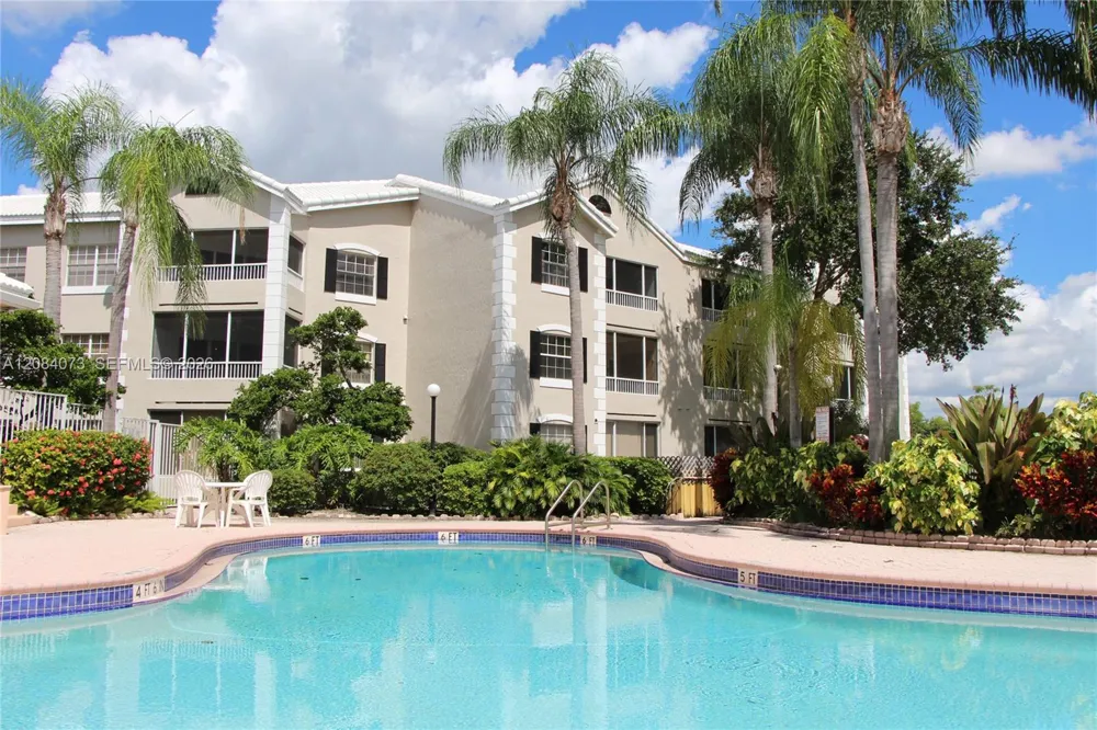 2841 Oakland Forest Dr #203 Oakland Park, FL 33309