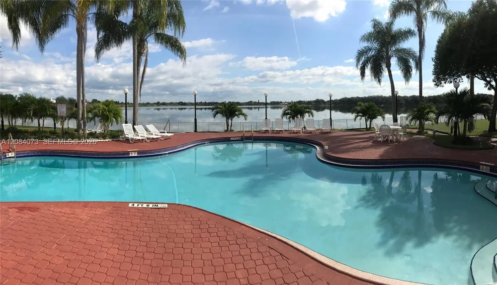 2841 Oakland Forest Dr #203 Oakland Park, FL 33309