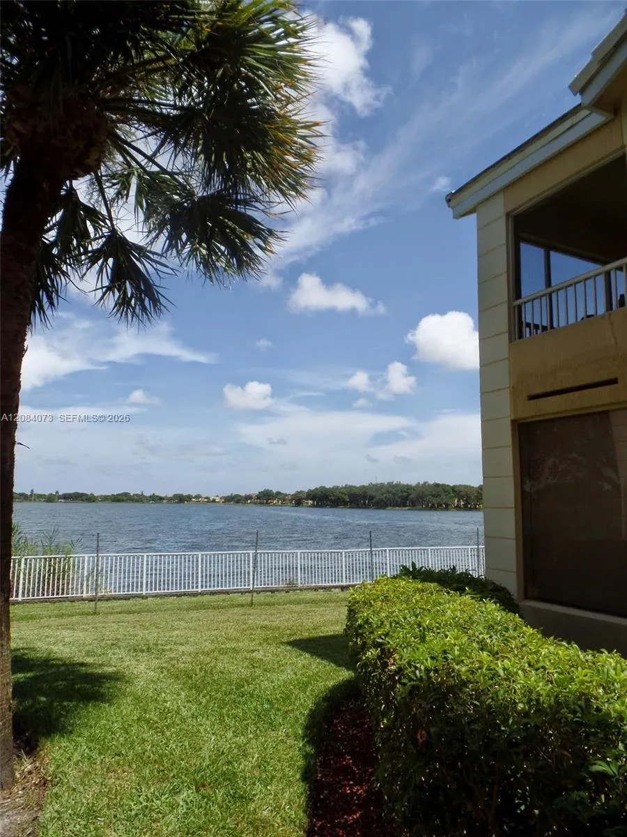 2841 Oakland Forest Dr #203 Oakland Park, FL 33309
