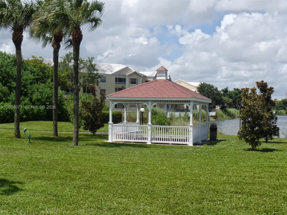 2841 Oakland Forest Dr #203 Oakland Park, FL 33309