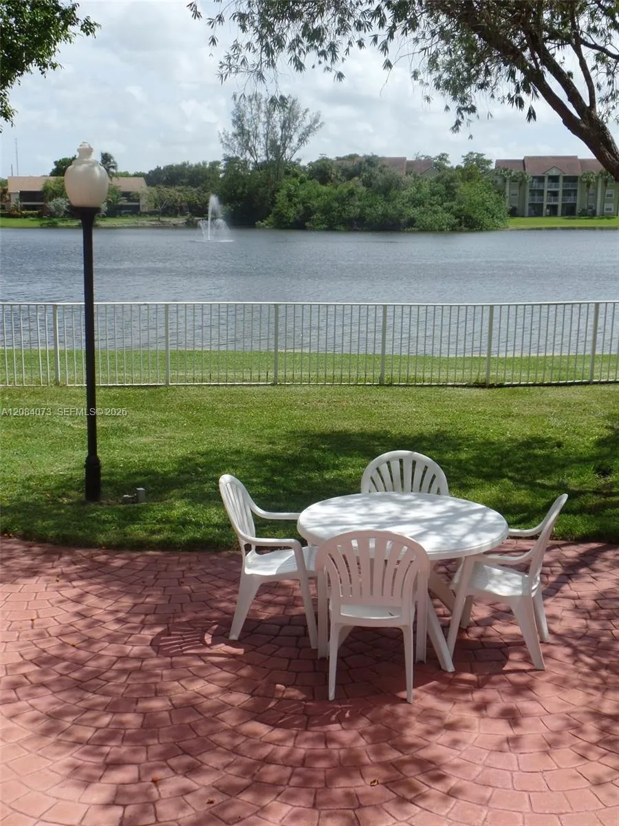 2841 Oakland Forest Dr #203 Oakland Park, FL 33309