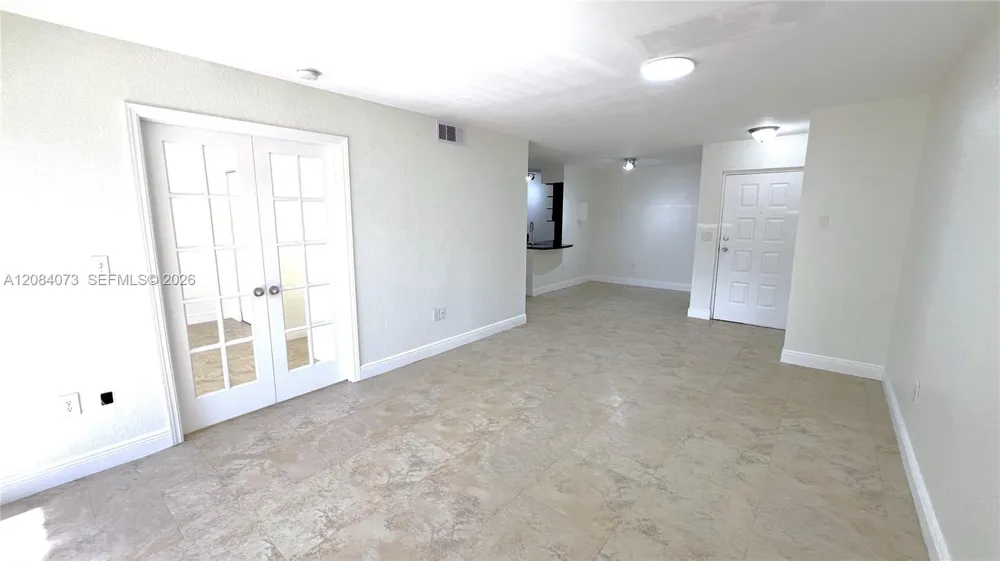 2841 Oakland Forest Dr #203 Oakland Park, FL 33309