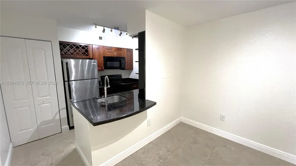 2841 Oakland Forest Dr #203 Oakland Park, FL 33309