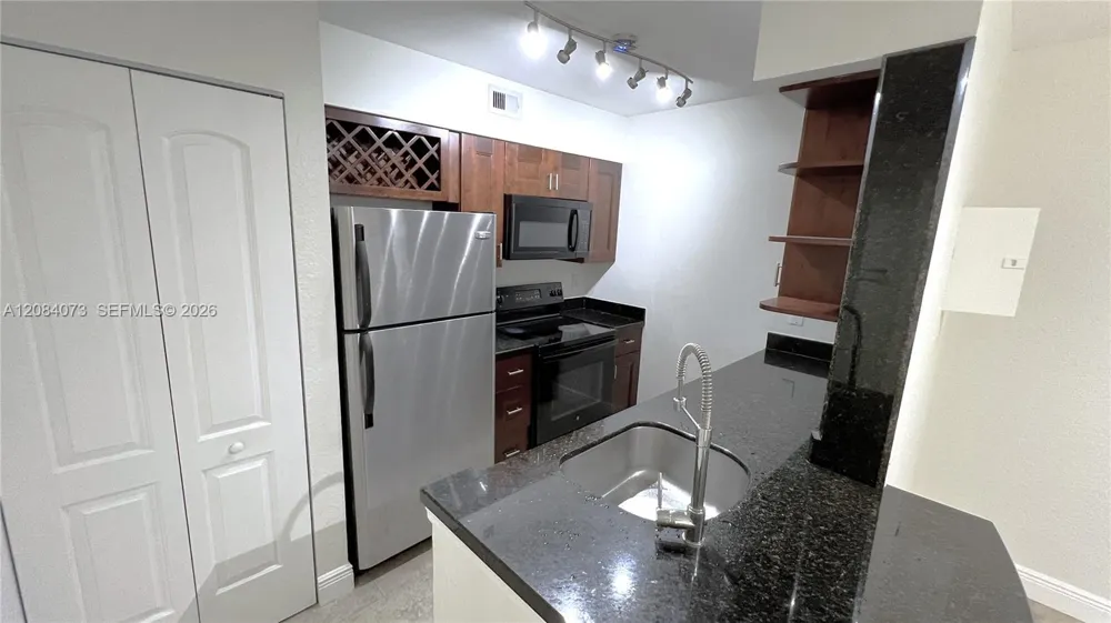 2841 Oakland Forest Dr #203 Oakland Park, FL 33309