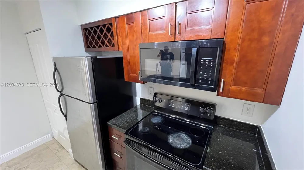 2841 Oakland Forest Dr #203 Oakland Park, FL 33309