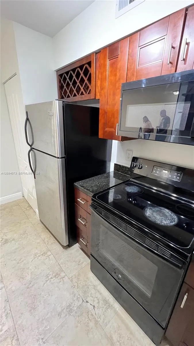 2841 Oakland Forest Dr #203 Oakland Park, FL 33309