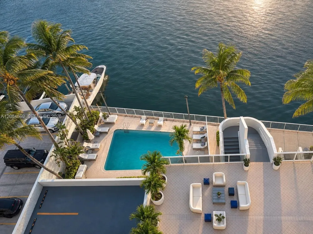 5880 Collins Ave #903 Miami Beach, FL 33140
