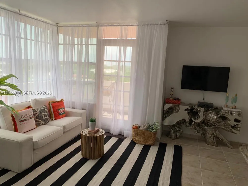 2899 SW Collins Ave #1016 Miami Beach, FL 33140