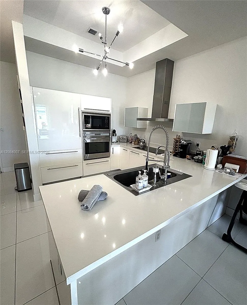 250 NE Sunny Isles Blvd #TH-407 Sunny Isles Beach, FL 33160