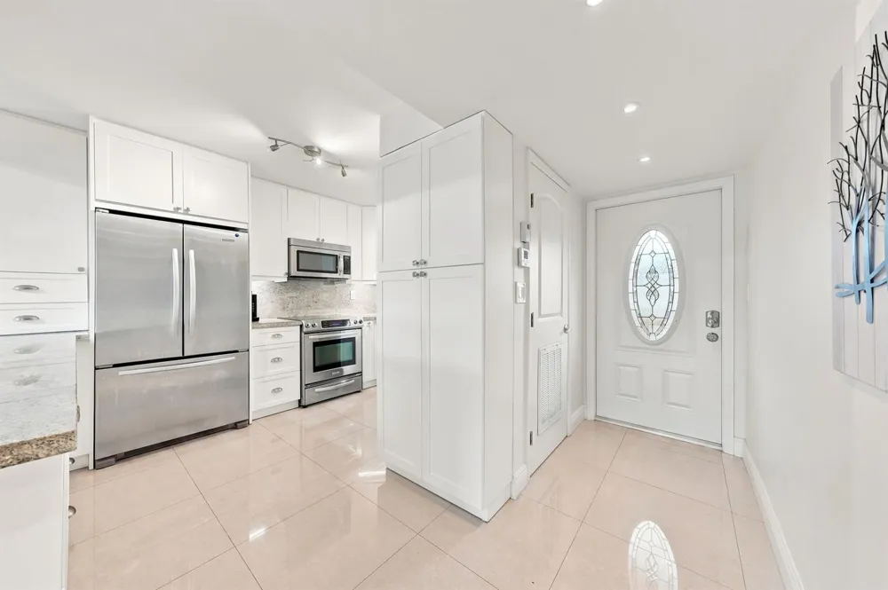 9400 HOLLYBROOK LAKE DRIVE #208 Pembroke Pines, FL 33025