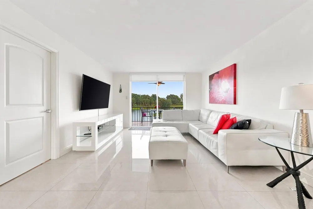9400 HOLLYBROOK LAKE DRIVE #208 Pembroke Pines, FL 33025