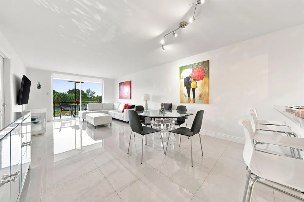 9400 HOLLYBROOK LAKE DRIVE #208 Pembroke Pines, FL 33025