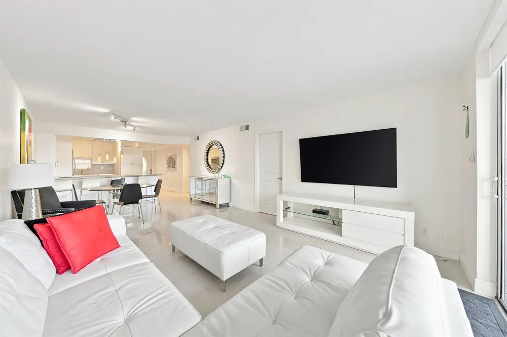 9400 HOLLYBROOK LAKE DRIVE #208 Pembroke Pines, FL 33025