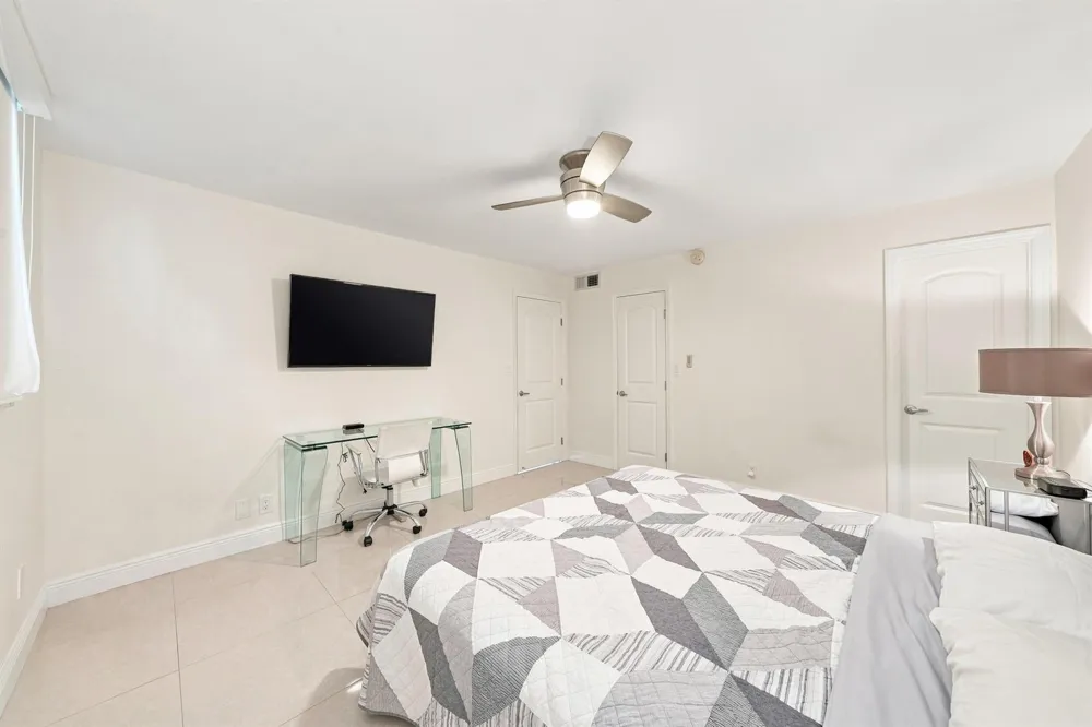 9400 HOLLYBROOK LAKE DRIVE #208 Pembroke Pines, FL 33025