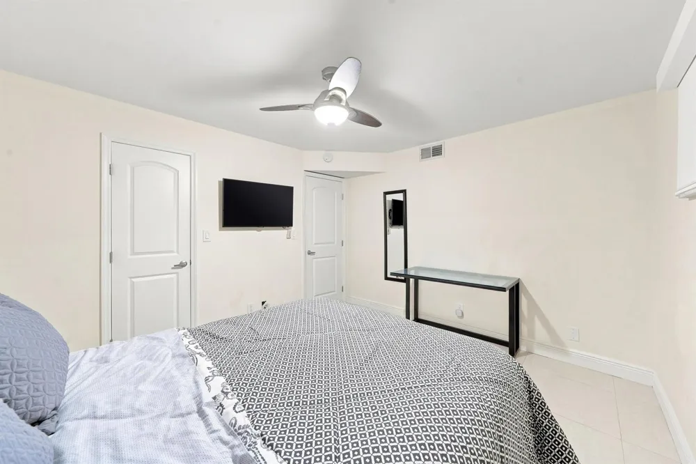 9400 HOLLYBROOK LAKE DRIVE #208 Pembroke Pines, FL 33025
