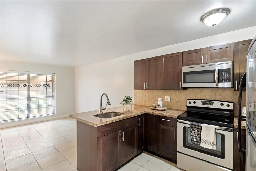 7241 Miami Lakes Dr #D19 Miami Lakes, FL 33014
