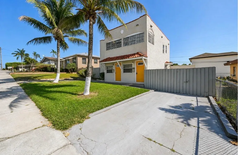 924 MCINTOSH STREET West Palm Beach, FL 33405