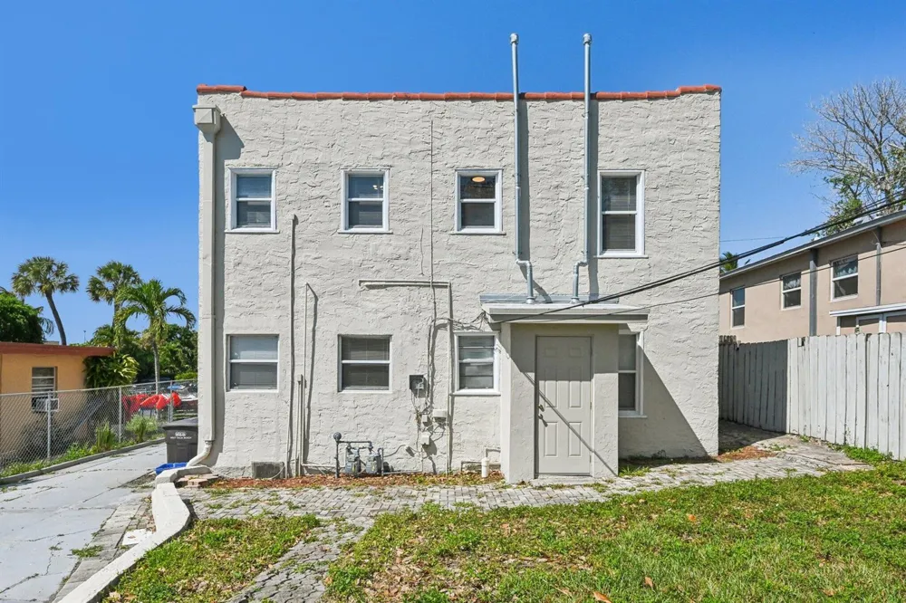 924 MCINTOSH STREET West Palm Beach, FL 33405