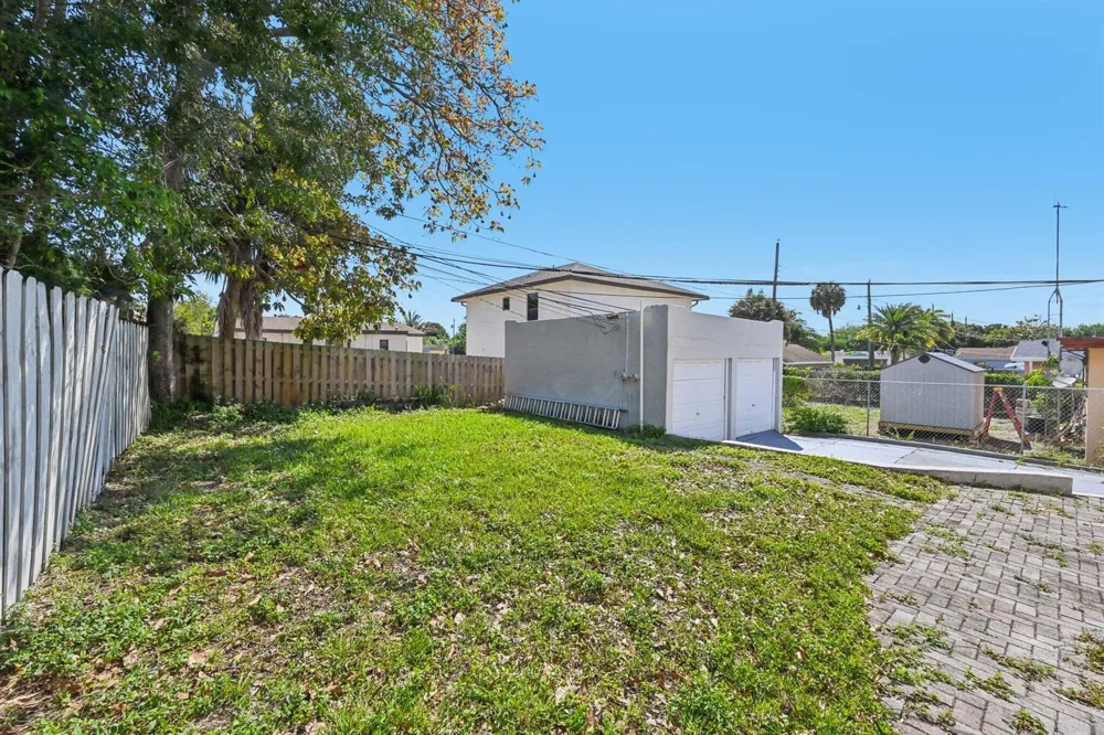 924 MCINTOSH STREET West Palm Beach, FL 33405