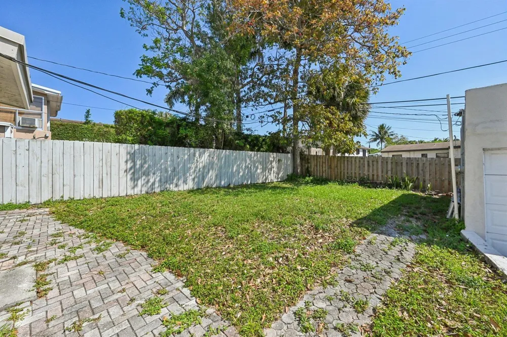 924 MCINTOSH STREET West Palm Beach, FL 33405
