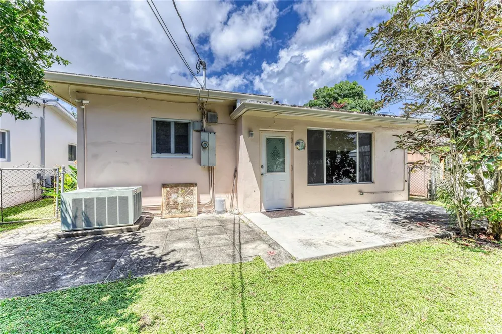 1676 NE 40th Street Oakland Park, FL 33334