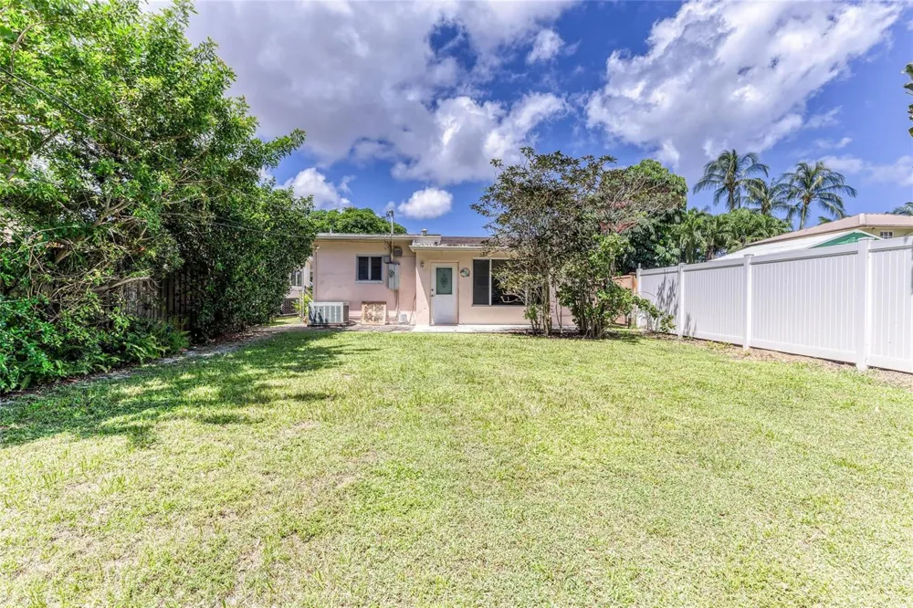 1676 NE 40th Street Oakland Park, FL 33334