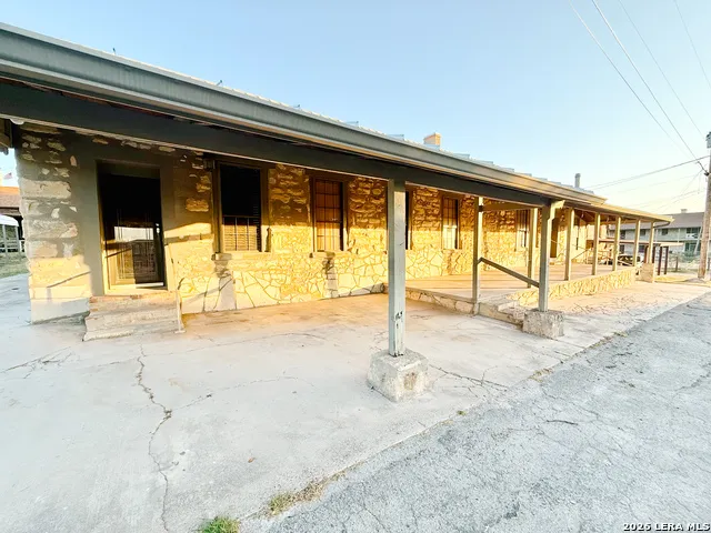 32 Baylor Brackettville, TX 78832