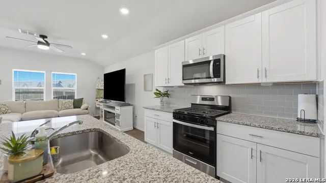 433 DEBORAH DR New Braunfels, TX 78130