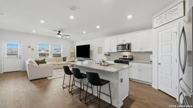 433 DEBORAH DR New Braunfels, TX 78130