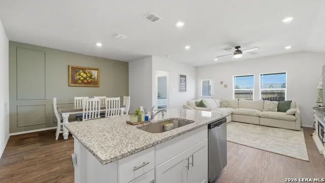 433 DEBORAH DR New Braunfels, TX 78130